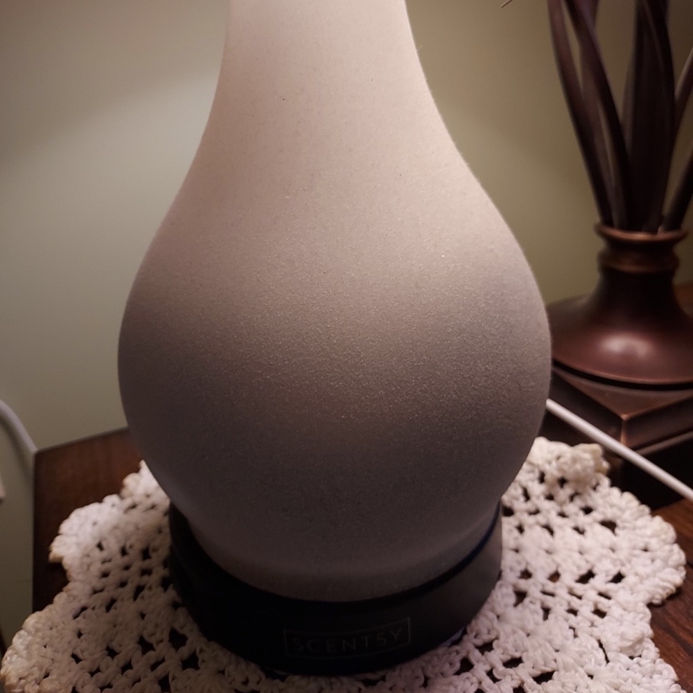 Scentsy diffuser & shade  Instill